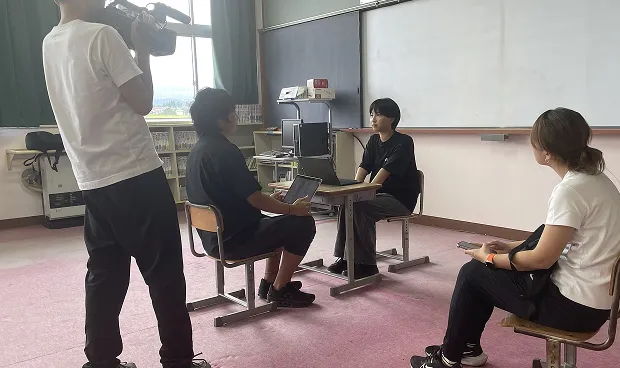 大人と参加者が対面し、話し合っている様子