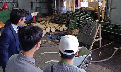 滝澤ベニヤ工場見学の様子